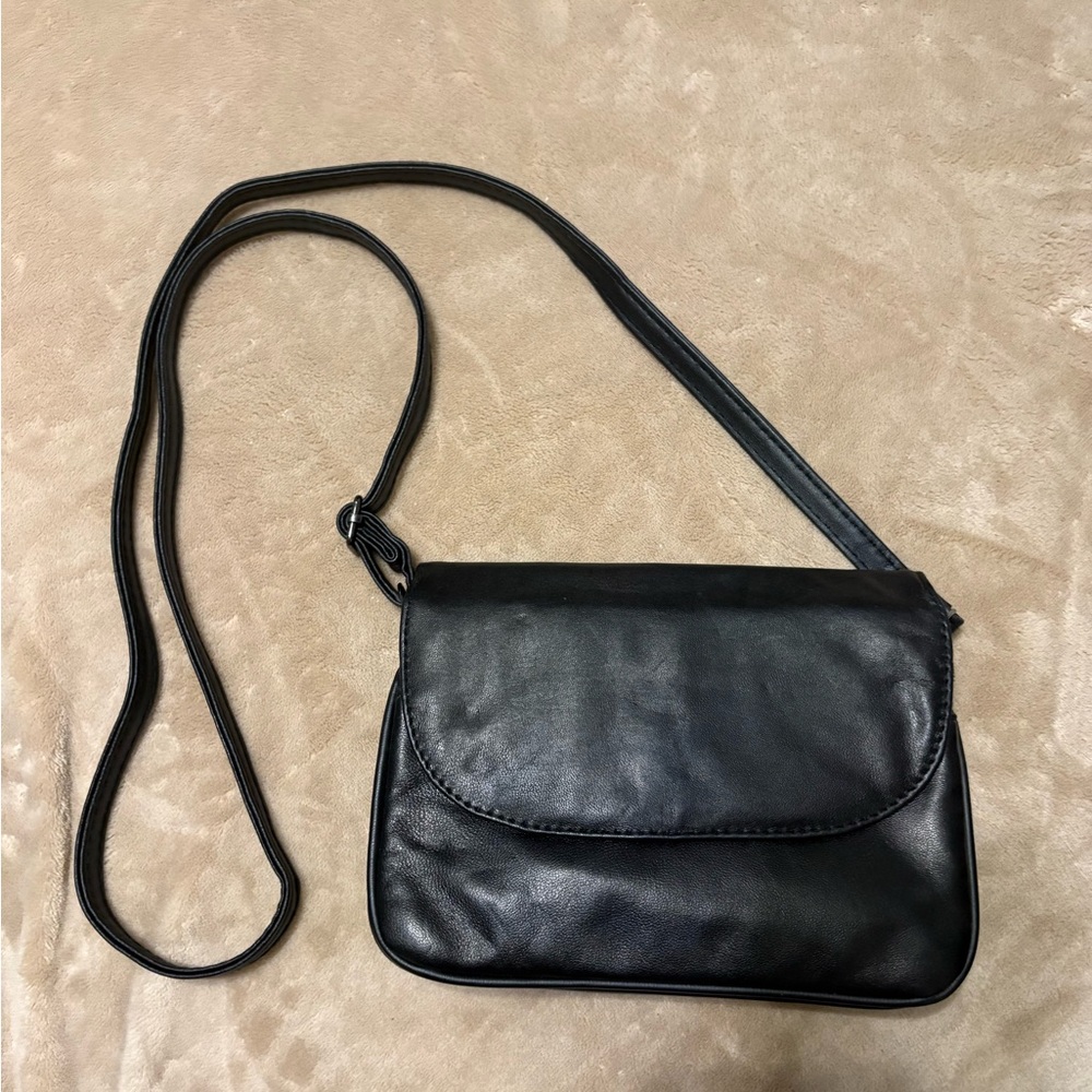 Elegant Black Leather Shoulder Bagsmall crossbody handbag.